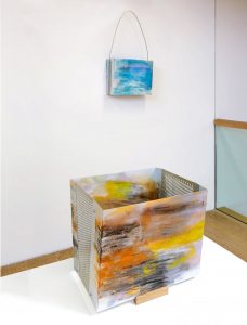 Julia Lohmann Objekt an der Wand und auf dem Boden