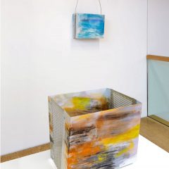 Julia Lohmann Objekt an der Wand und auf dem Boden